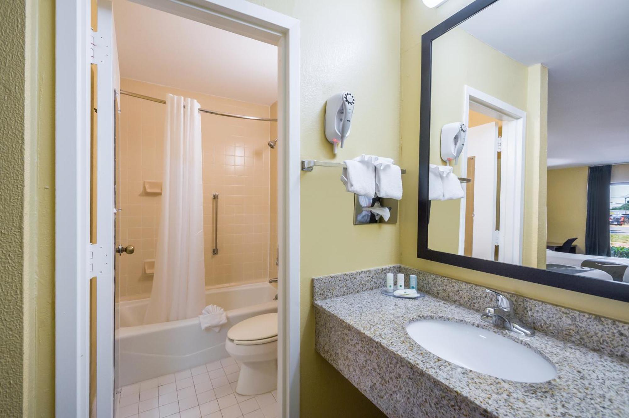 Quality Inn Fredericksburg-Central Park Area Zewnętrze zdjęcie